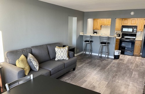 Henderson Hotel | Lake Norfork Resort