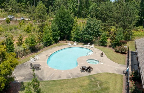 Eatonton House | Lake Oconee Abode w/Patio, Grill & Fire Pit Table