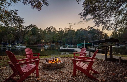 Eatonton House | Lake Oconee|Pet Friendly|4 King Suites|Kayaks +