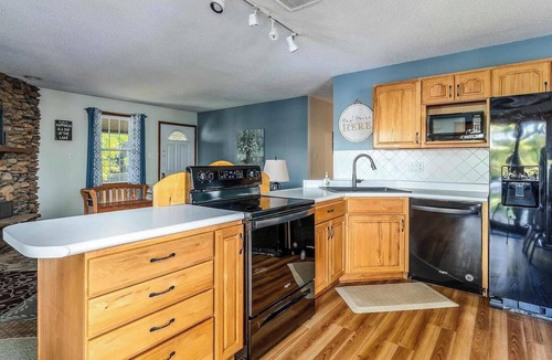 Goreville House | Lake of Egypt Waterfront Retreat: Deep Water Docks, Firepit & Kayaks