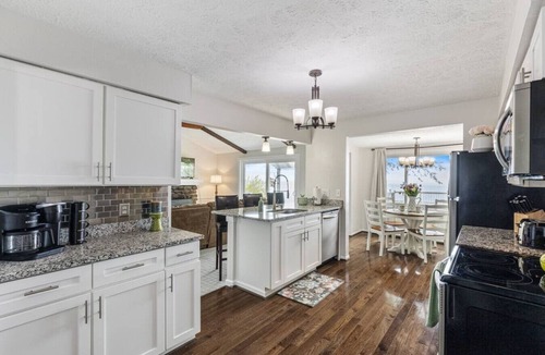 Williamson House | Lake Ontario Beauty! Sleeps 4!
