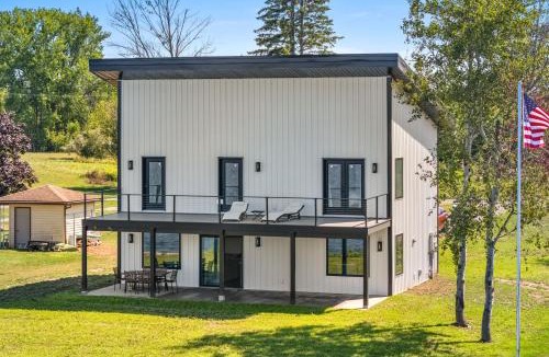 Waterport House | Lake Ontario Hideaway - Nature & Stillness Await!