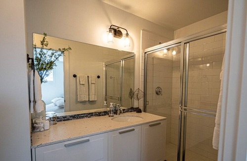 Oroville House | Lake Osoyoos Gem - Steps to the beach & Pool!