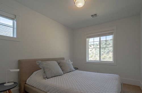 Oroville House | Lake Osoyoos Gem - Steps to the beach & Pool!