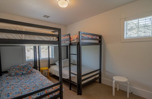 Oroville House | Lake Osoyoos Gem - Steps to the beach & Pool!