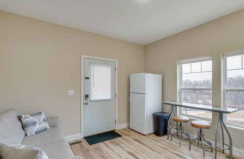Lake Ozark Apartment | Lake Ozark Apartment w/Balcony < 1 Mi to Water!