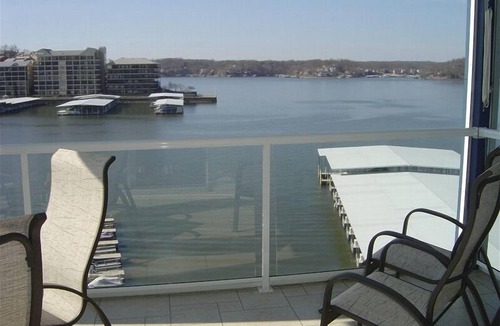 Lake Ozark Condo | Lake Ozark-Upscale Lakefront Monarch Cove Condo - 3 Bedroom