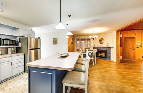 Flint House | Lake Palestine Cabin Getaway on 1 Acre!