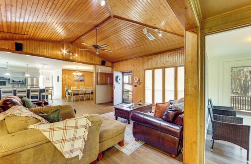 Flint House | Lake Palestine Cabin Getaway on 1 Acre!