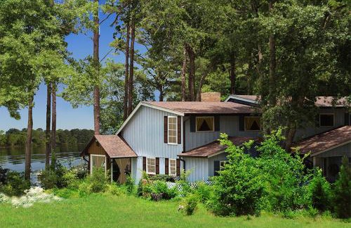 Berryville House | Lake Palestine Family Getaway w/Waterfront Deck