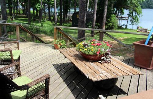 Berryville House | Lake Palestine Family Getaway w/Waterfront Deck