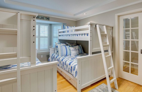Flint House | Lake Palestine Home: Private Hot Tub & Boat Dock!