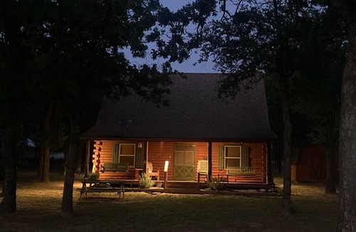 Gordon House | Lake Palo Pinto Rustic, waterfront cabin Steps from private boat dock