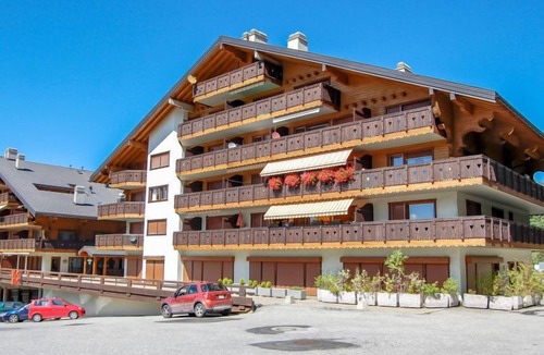 Saint-Pierre-de-Clages Apartment | Lake Placid A7 by Interhome