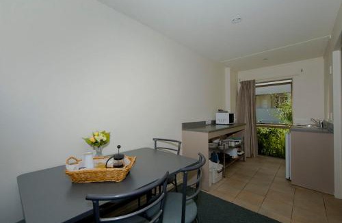 Hamilton Lake Hotel | Lake Point Motel