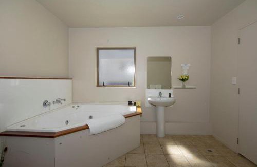 Hamilton Lake Hotel | Lake Point Motel