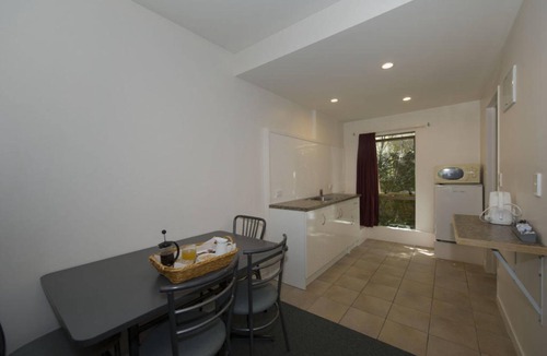 Hamilton Lake Hotel | Lake Point Motel