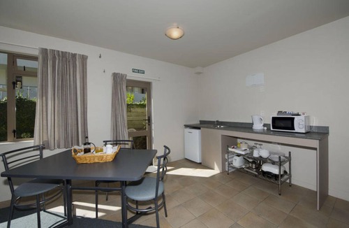 Hamilton Lake Hotel | Lake Point Motel