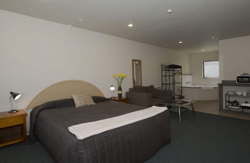 Hamilton Lake Hotel | Lake Point Motel