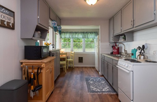 Town of Milo House | Lake Reflections: Family Friendly Retreat!