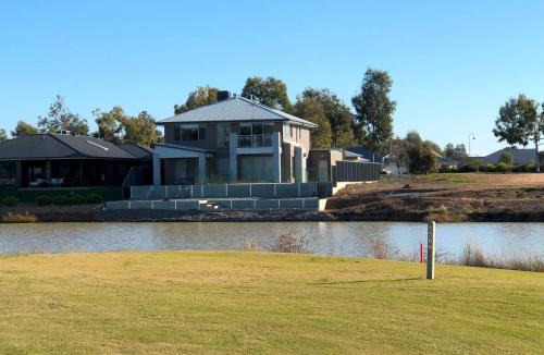 Yarrawonga House | Lake Resort on Black Bull