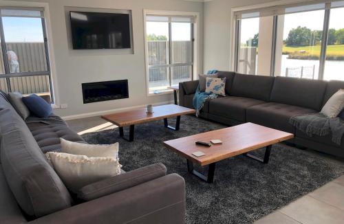 Yarrawonga House | Lake Resort on Black Bull