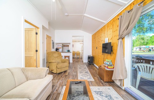 Rumely Cottage | Lake Retreat - Aquapark, Boats, Playground, Scooters, Sports & Games - Cottage 2