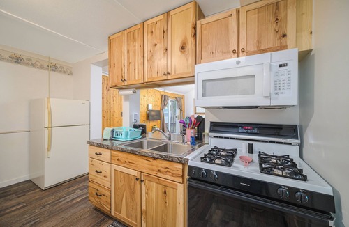 Rumely Cottage | Lake Retreat - Aquapark, Boats, Playground, Scooters, Sports & Games - Cottage 2