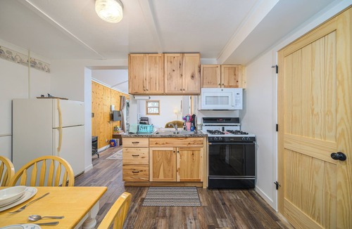 Rumely Cottage | Lake Retreat - Aquapark, Boats, Playground, Scooters, Sports & Games - Cottage 2