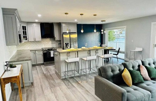 Discovery Bay House | Lake Retreat House in Discovery Bay