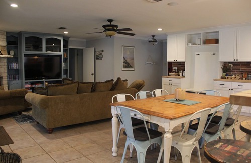 Kingsland House | LAKE & RIVER Front! HUGE-FUN HOME:3300sft-4bath-Games,Kayaks,Canoe,View & Space!
