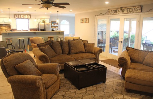 Kingsland House | LAKE & RIVER Front! HUGE-FUN HOME:3300sft-4bath-Games,Kayaks,Canoe,View & Space!