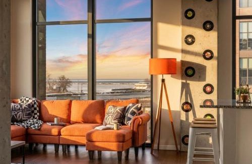Downtown Cleveland Apartment | Lake River view Balcony 2 Free Parking Gym