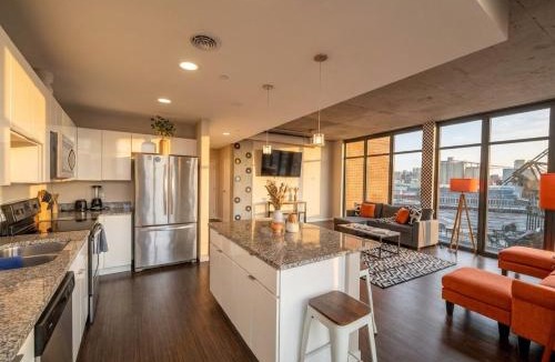 Downtown Cleveland Apartment | Lake River view Balcony 2 Free Parking Gym