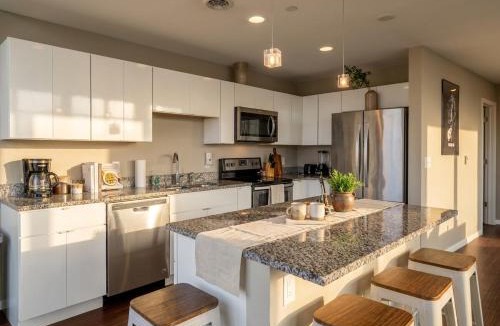 Downtown Cleveland Apartment | Lake River view Balcony 2 Free Parking Gym