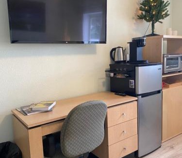 Ponder Point House | Lake Room