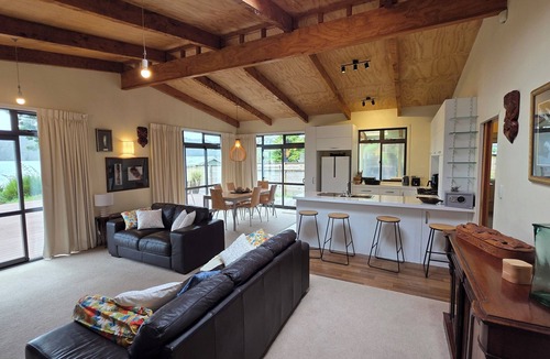 Rototai House | Lake Rotoiti - Absolute Lakefront