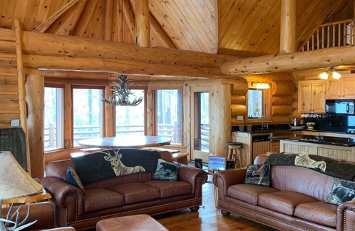 Huntington Cabin | Lake Sam Rayburn - Waterfront Custom Log home, 2000 Sq FtnVideo included.