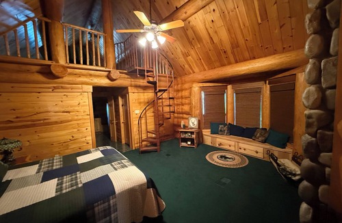 Huntington Cabin | Lake Sam Rayburn - Waterfront Custom Log home, 2000 Sq FtnVideo included.