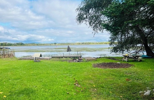 Valentia Cottage | Lake Scugog Waterfront Cottage for families & getaways 1.5 hr from Toronto.