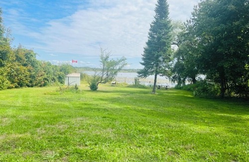 Valentia Cottage | Lake Scugog Waterfront Cottage for families & getaways 1.5 hr from Toronto.