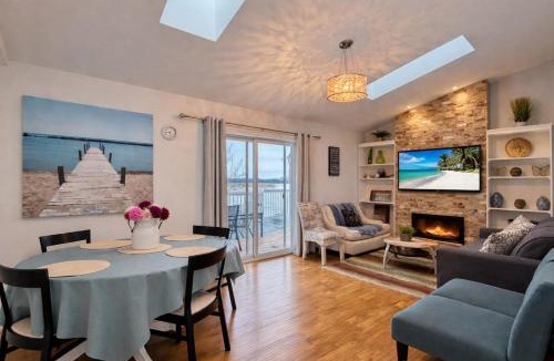 Valentia House | Lake Scugog Waterfront Escape with Fire Pit, Canoes & Kayaks and Games