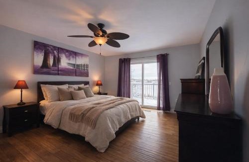 Valentia House | Lake Scugog Waterfront Escape with Fire Pit, Canoes & Kayaks and Games