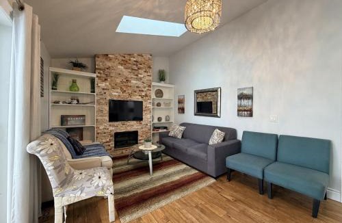 Valentia House | Lake Scugog Waterfront Escape with Fire Pit, Canoes & Kayaks and Games