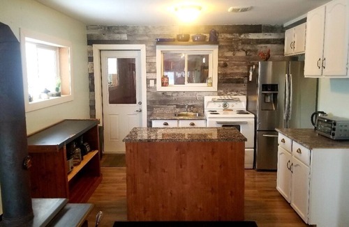Manitoba House | Lake Shack | Cozy Year Round 2-BR | Gimli/Sandy Hook