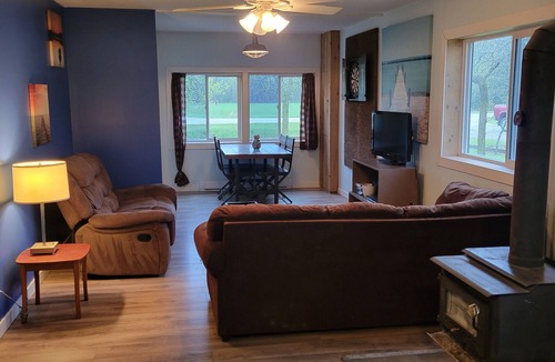Manitoba House | Lake Shack | Cozy Year Round 2-BR | Gimli/Sandy Hook