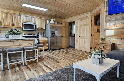 Tunnel Hill Cabin | Lake Shore cottage-waterfront