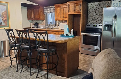 Sardis House | Lake side cabin with spacious den