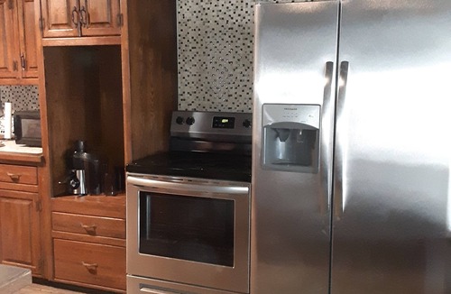 Sardis House | Lake side cabin with spacious den