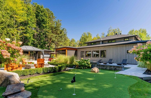 Oro-Medonte House | Lake Simcoe Cottage with pool & hot tub